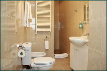 Фото номера Улучшенный двухместный номер с 1 кроватью Гостевой дом Pensiunea Rix Rooms г. Фокшани 4