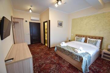 Фото номера Улучшенный номер с кроватью размера «king-size» Отель Pensiunea Romeo Resort г. Фокшани 7