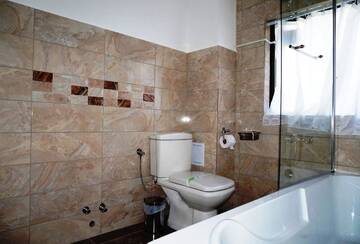 Фото номера Семейный номер с балконом Отель Romantic Boutique Hotel г. Фокшани 8