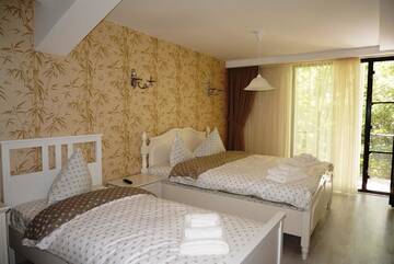 Фото номера Семейный номер с балконом Отель Romantic Boutique Hotel г. Фокшани 2