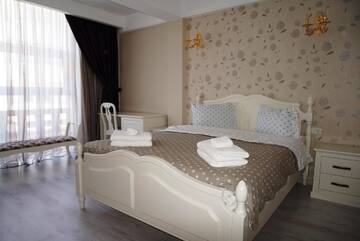 Фото номера Двухместный номер Делюкс с 1 кроватью Отель Romantic Boutique Hotel г. Фокшани 5