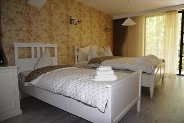 Фото номера Семейный номер с балконом Отель Romantic Boutique Hotel г. Фокшани 3