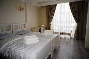 Фото номера Стандартный двухместный номер с 2 отдельными кроватями Отель Romantic Boutique Hotel г. Фокшани 3