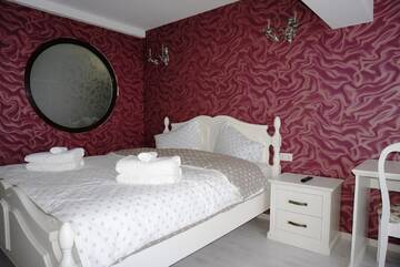 Фото номера Двухместный номер Делюкс с 1 кроватью Отель Romantic Boutique Hotel г. Фокшани 7