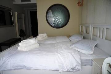 Фото номера Стандартный двухместный номер с 2 отдельными кроватями Отель Romantic Boutique Hotel г. Фокшани 4