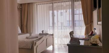 Фото номера Двухместный номер с 1 кроватью и балконом Отель Romantic Boutique Hotel г. Фокшани 2