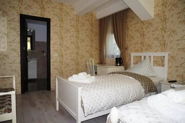 Фото номера Семейный номер с балконом Отель Romantic Boutique Hotel г. Фокшани 5