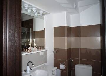 Фото номера Стандартный двухместный номер с 2 отдельными кроватями Отель Romantic Boutique Hotel г. Фокшани 5