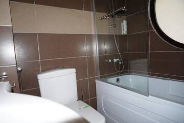 Фото номера Стандартный двухместный номер с 2 отдельными кроватями Отель Romantic Boutique Hotel г. Фокшани 6